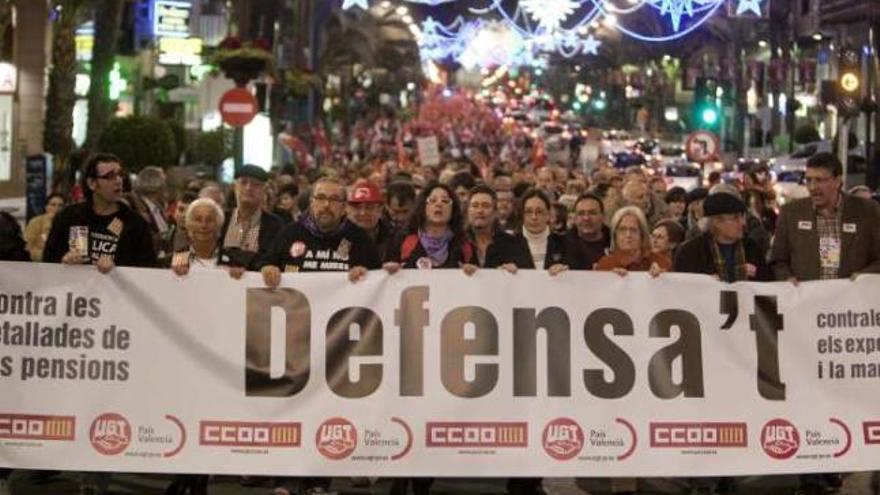 Más de 2.500 alicantinos protestan contra el &quot;pensionazo&quot;