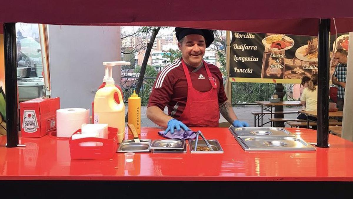 Javier Sánchez, en plena faena en su puesto de tequeños.