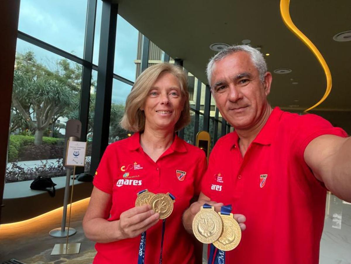 Jorge Candán y Rosa Barros en la superficie con su equipo de inmersión. | // CEDIDA