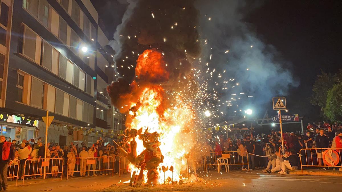 La falla infantil de El Caduf, que se llevó el primer premio en esta edición de las fiestas, empieza a convertirse en ceniza.