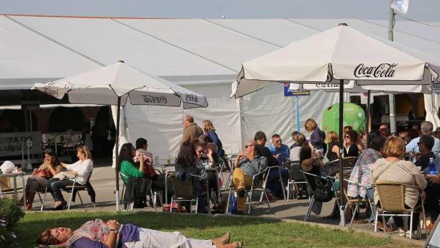 |  A la espera de lo que pueda ocurrir entre hoy y el lunes con la amenaza de mal tiempo, O Grove vivió ayer una soleada jornada que permitió que el recinto ferial de O Corgo luciera en todo su esplendor. Como se observa en esta imagen, la cafetería situada entre las carpas de degustación estuvo a tope, y algunos incluso aprovecharon para disfrutar de la siesta y hacer la digestión sobre el césped de los jardines.