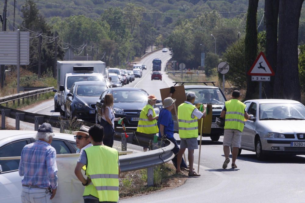 Mobilització contra la granja de pollastres a Solius