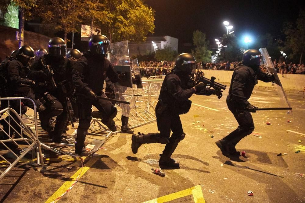 Galeria de fotos: Enfrontaments a Girona entre manifestants i policia