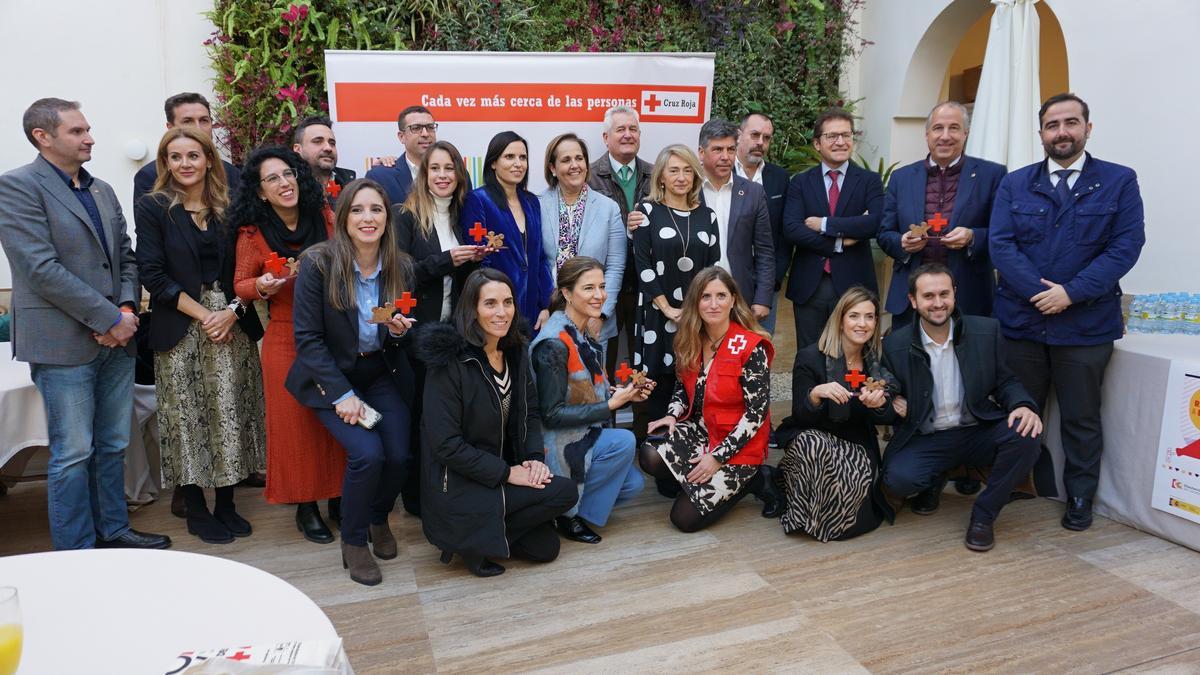 Foto de familia de las empresas cordobesas distinguidas por Cruz Roja.