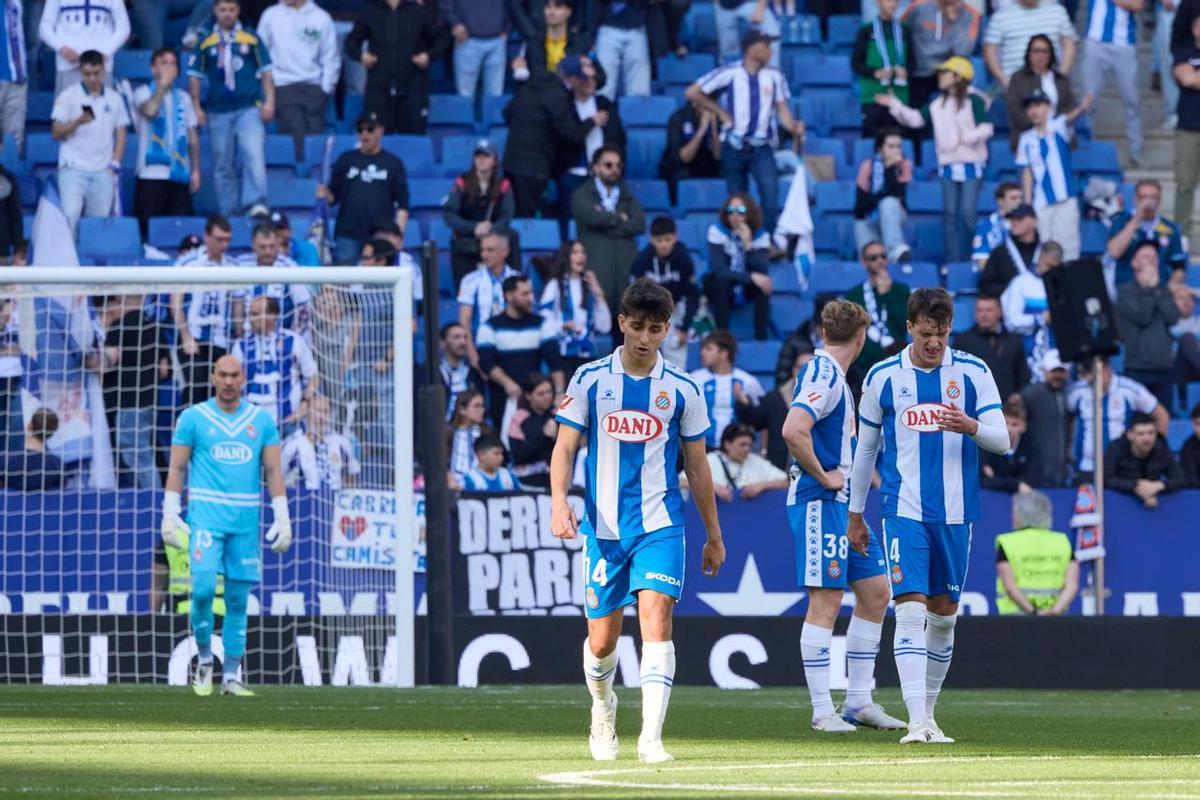 Los jugadores del Espanyol, incrédulos ante el 0-2 al descanso