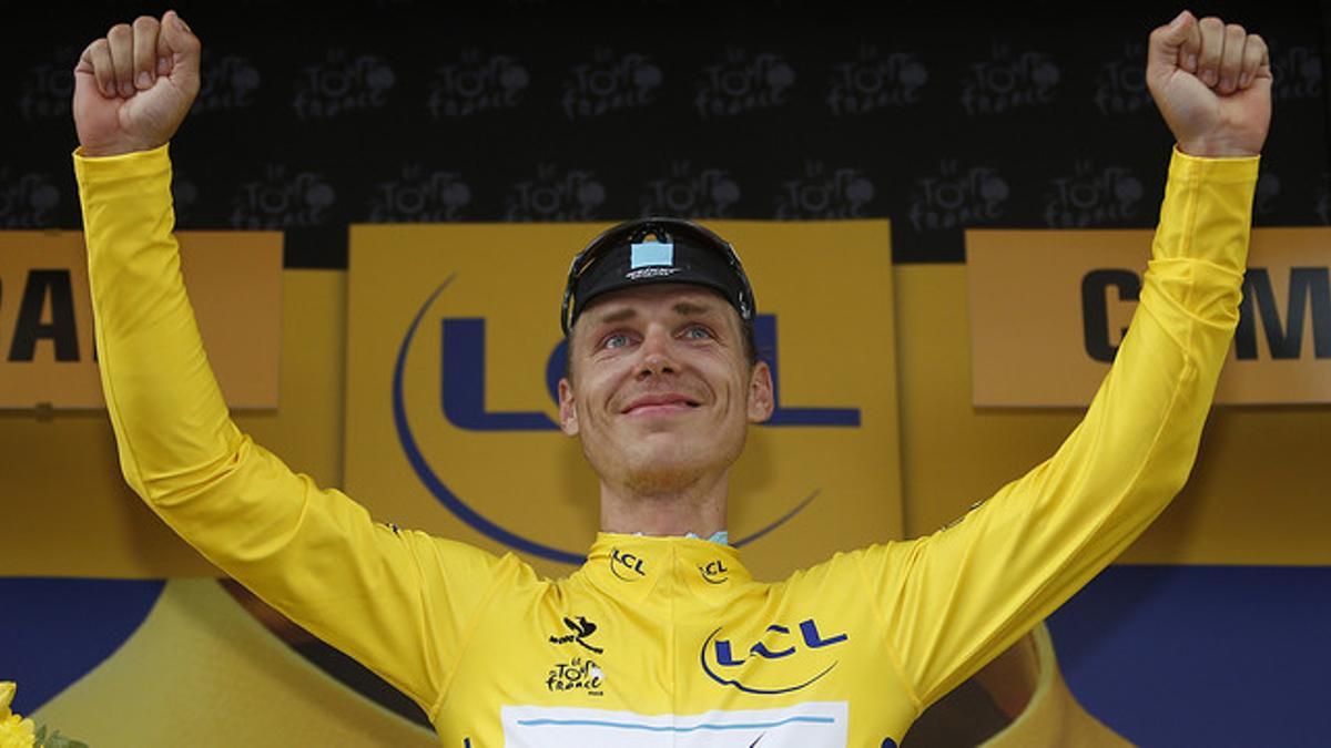 El ciclista Tony Martin, nuevo líder del Tour, con el jersey amarillo en el podio de Cambrai