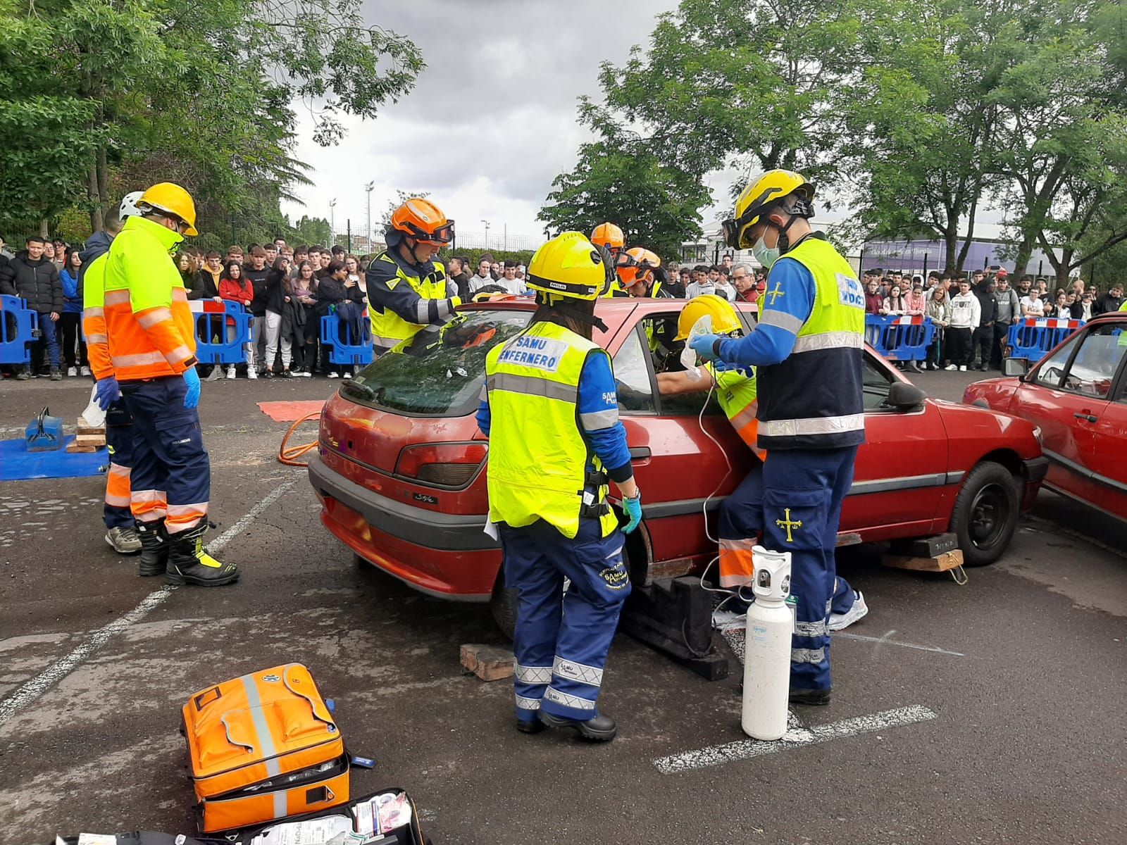 El IES de Noreña se examina de Emergencias: así ha sido el simulacro de accidente celebrado en el centro