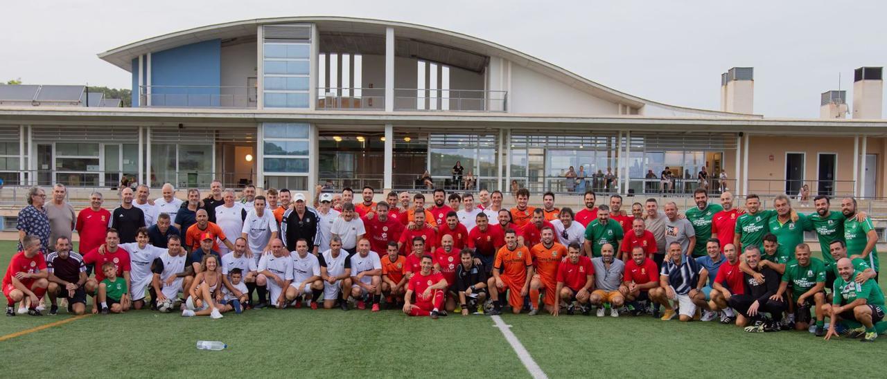 Foto de familia de los participantes en el torneo Jóvenes Glorias celebrado en Sant Josep. | D.I.