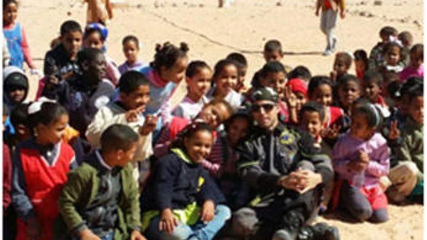 Javier Bodego, rodeado de niños en el Sáhara.