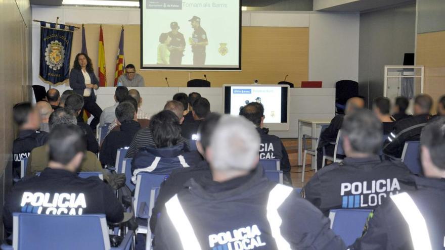 Imagen de archivo de la regidora Angélica Pastor con un grupo de policías