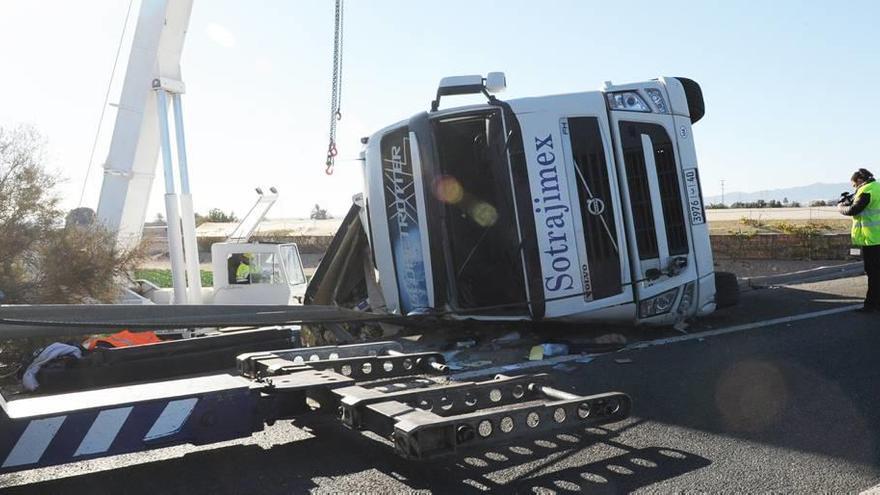 Herido leve tras volcar su camión en la A-7 a la altura de Alhama