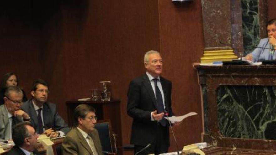 Valcárcel, junto a Bernal, Juan Carlos Ruiz y Ruiz Vivo, ayer en la Asamblea Regional.