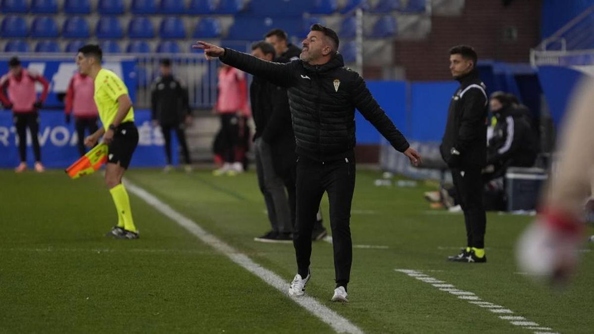 Iván Ania durante el encuentro entre el Mirandés y Córdoba CF.