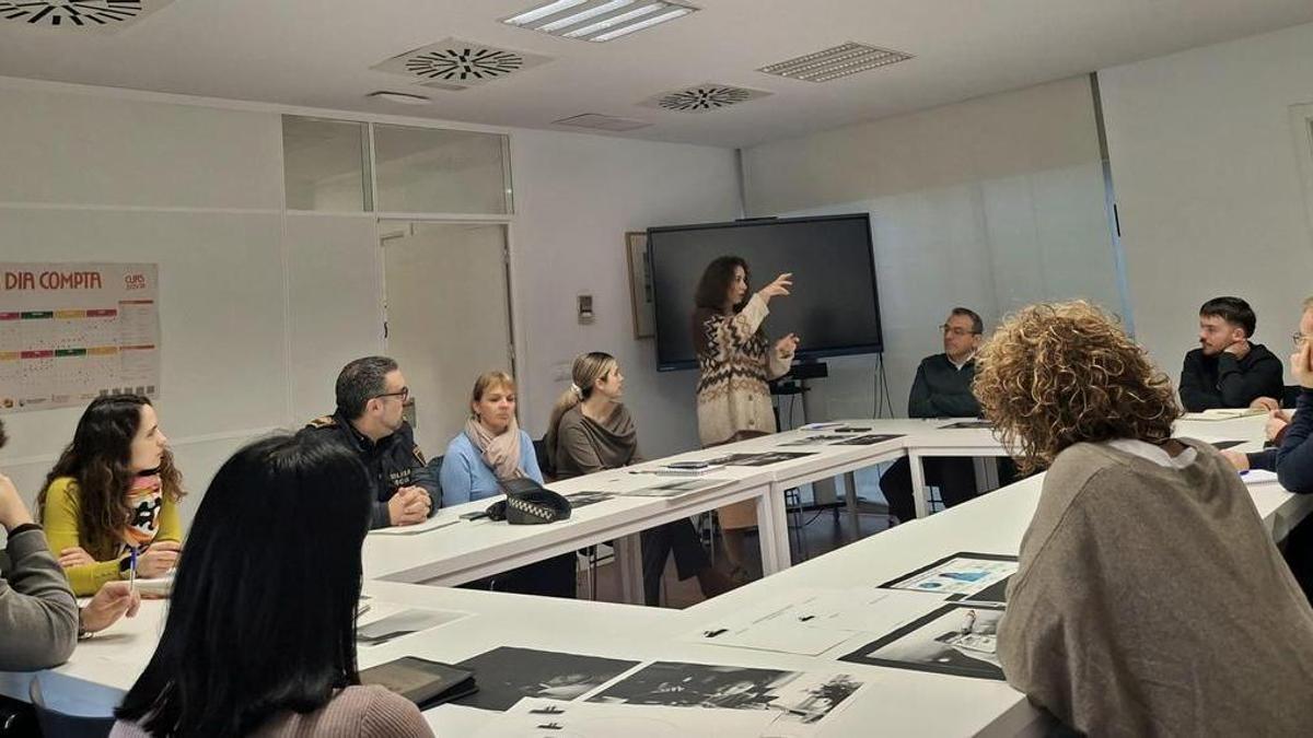Reunión de trabajo para elaborar las estrategias del Pacto Social por el buen uso de la pantallas en Quart de Poblet