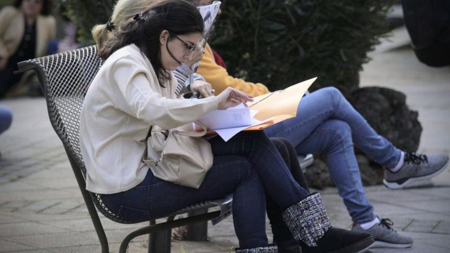 Aspirantes estudian antes de entrar al examen. | | DELIA PADRÓN