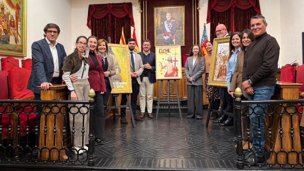 Foto de familia con todos los carteles de la Semana Santa de Elche presentados este martes por la tarde
