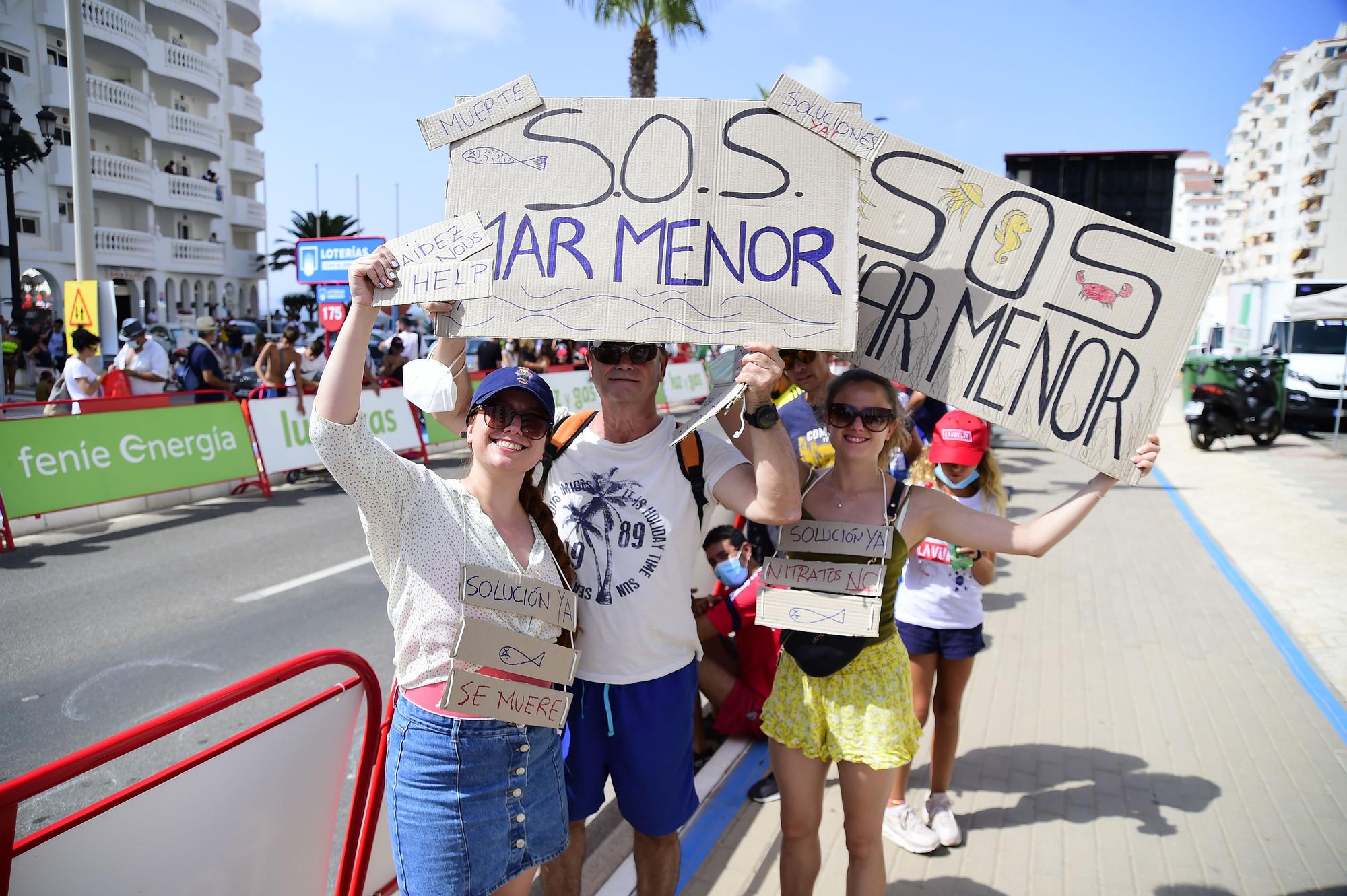 Protestas de vecinos del Mar Menor al inicio de La Manga