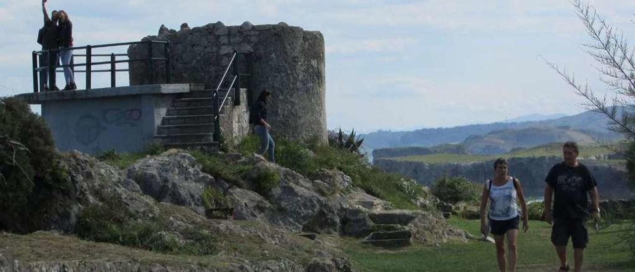 Turistas, ayer, en el paseo de San Pedro de Llanes.