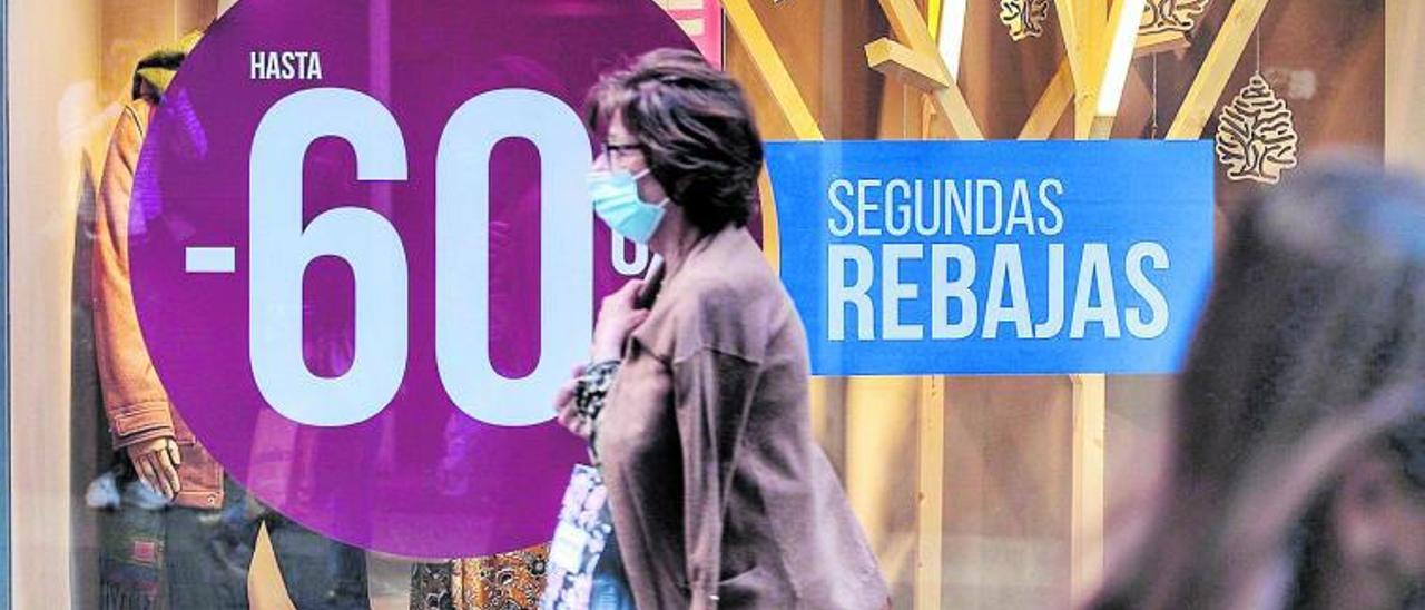 Una mujer pasea por la calle Castillo durante el primer día de Rebajas. | | MARÍA PISACA