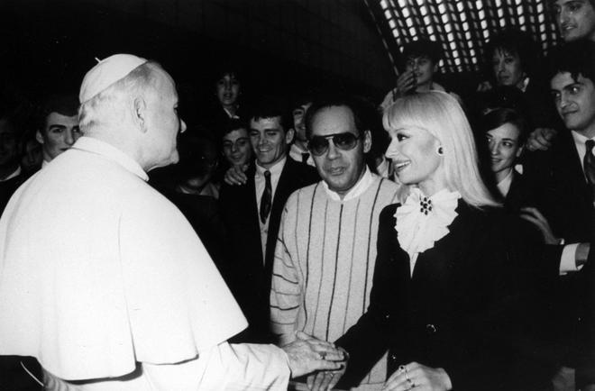 Raffaella Carrà, saludando al Papa Juan Pablo II