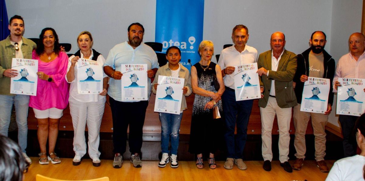 Foto de familia con el cartel del Festival del Bonito.