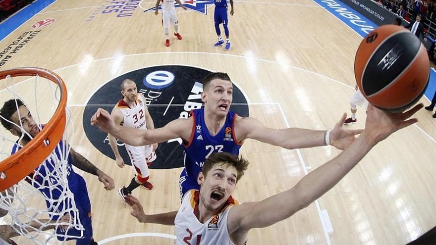 Omic, llegando desde atrás, trata de capturar un rebote este curso con el Efes en Euroliga.