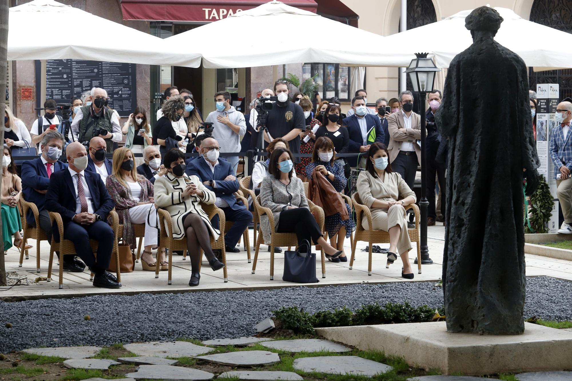 Ofrenda floral al monumento de Ibn Gabirol en Málaga