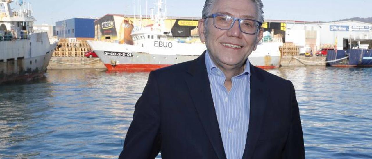 Javier Touza, 
en el muelle de
O Berbés. 
  | // PABLO HERNÁNDEZ