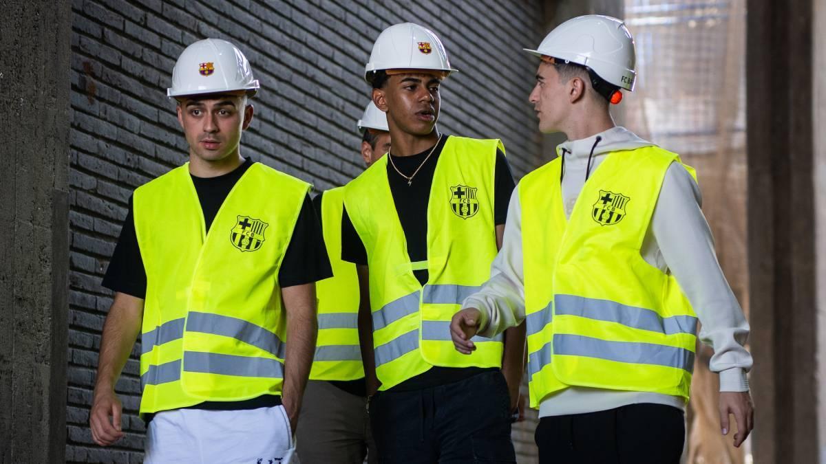 Pedri, Gavi y Lamine Yamal, durante la visita a las obras del Camp Nou