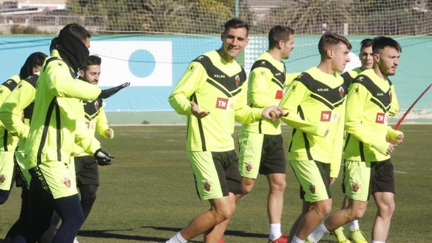 Dani Calvo, en el centro de la imagen, con el grupo, durante el entrenamiento de este martes