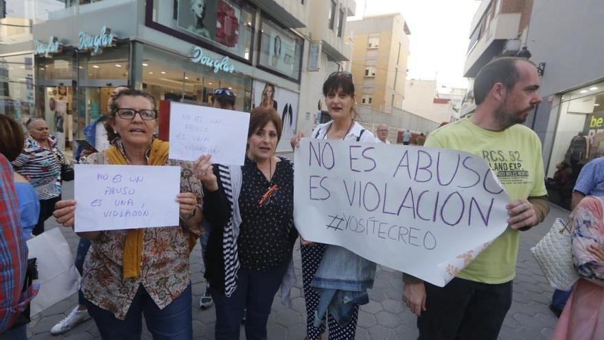 Casi un centenar de personas protestan en Benidorm contra la sentencia de la Manada