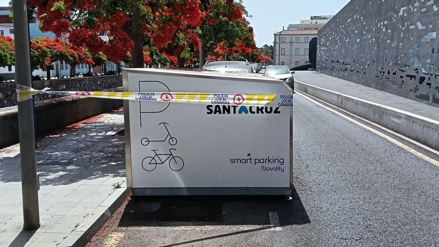 El aparcamiento de bicicletas junto al TEA que ha obligado a cortar la calle