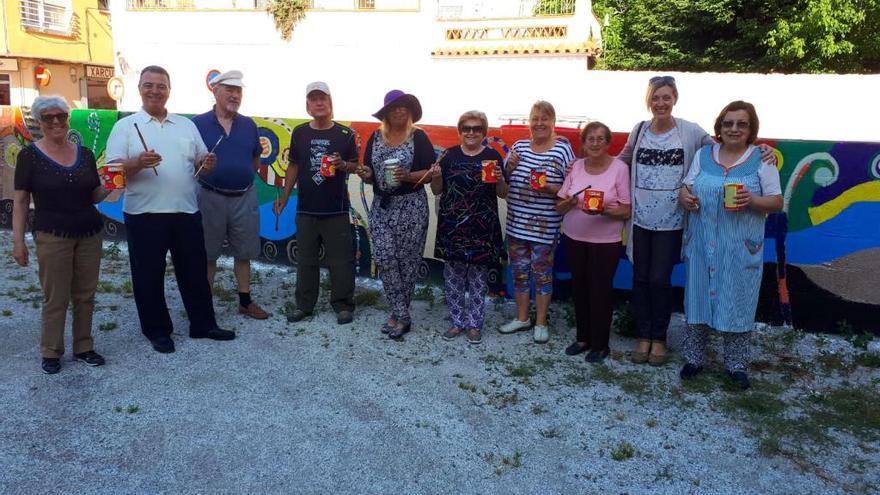 Els avis i àvies del taller de pintura del casal del Pensionista han fet un mural.