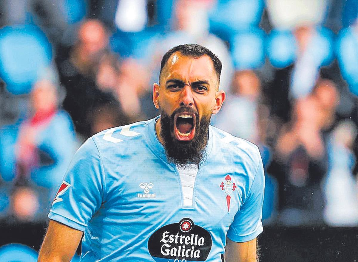 Borja Iglesias celebra un gol, la temporada passada, amb el Celta