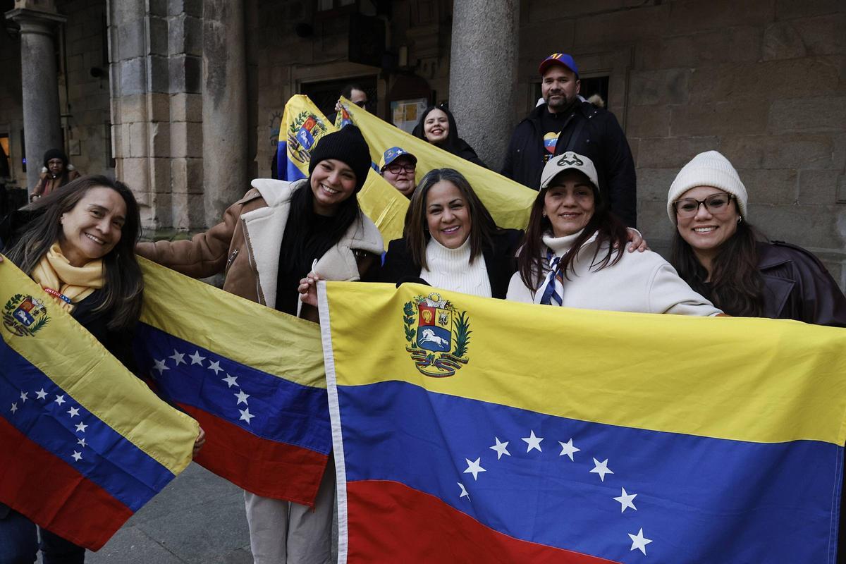Grupo de venezolanas en Santiago de Compostela durante la concentración.