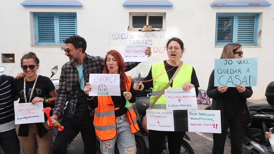 Decenas de profesores protestan en Ibiza por la &quot;chapuza&quot; del proceso de estabilización