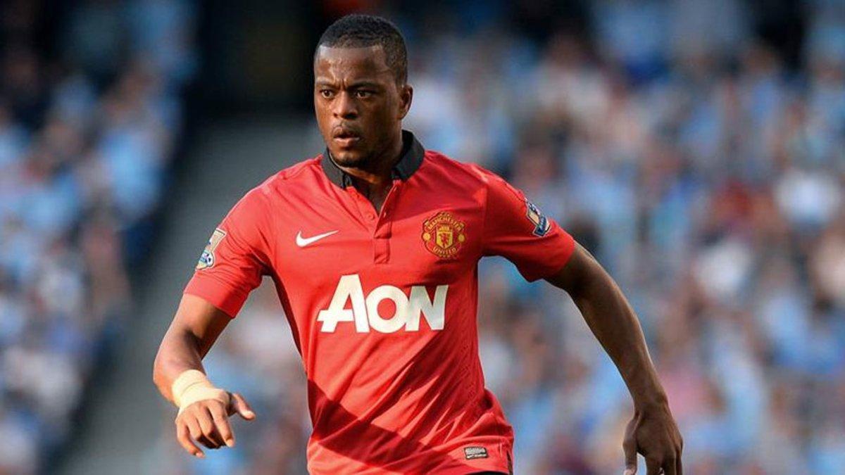 Patrice Evra defendiendo la camiseta del Manchester United