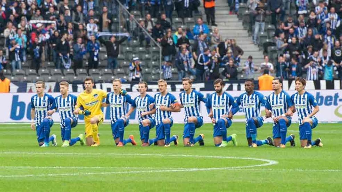 Los jugadores se arrodillaron antes del partido