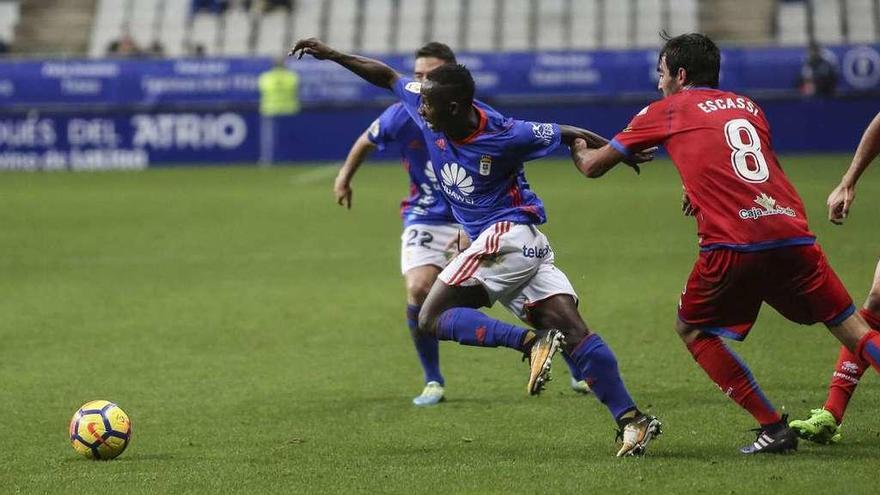 Escassi trata de parar a Yeboah en el partido de la primera vuelta en el Tartiere.