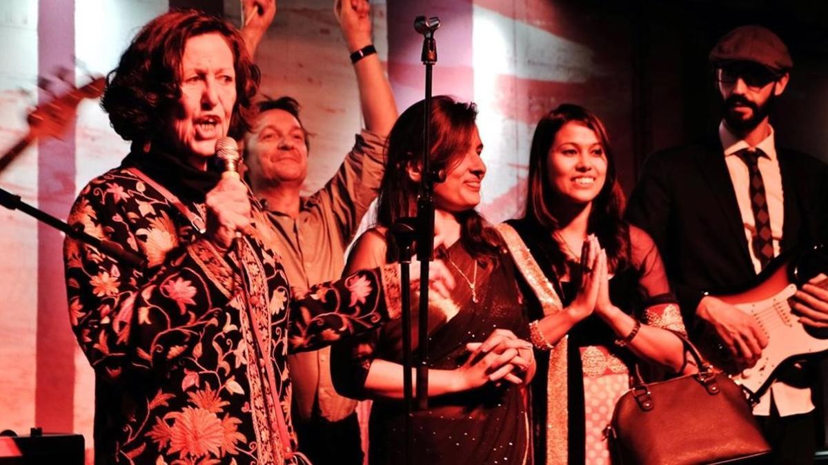 fiesta pro nepal en el cabaret ocaña  Marta Tatjer con las chicas voluntarias Nepalis  responsables de la asociacion Chhimeki