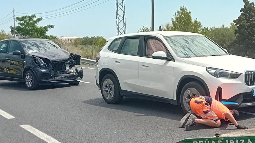 Un conductor herido tras golpear un vehículo a otro en la carretera de Sant Josep