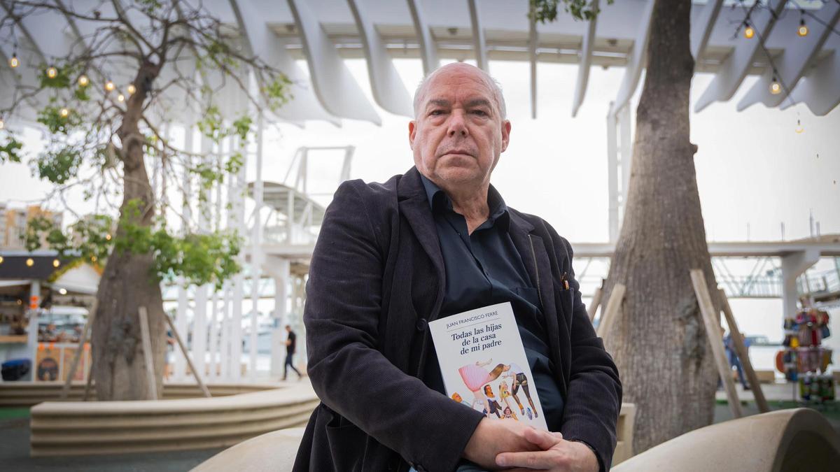 Juan Francisco Ferré, con el libro ‘Todas las hijas de la casa de mi padre’ en el puerto