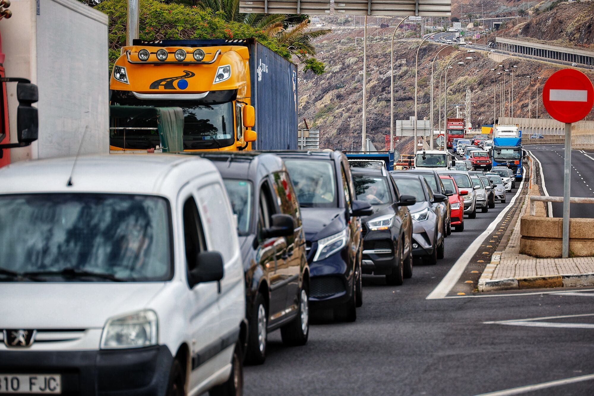 Cortes y colas en Santa Cruz por los preparativos para el Día de las Fuerzas Armadas