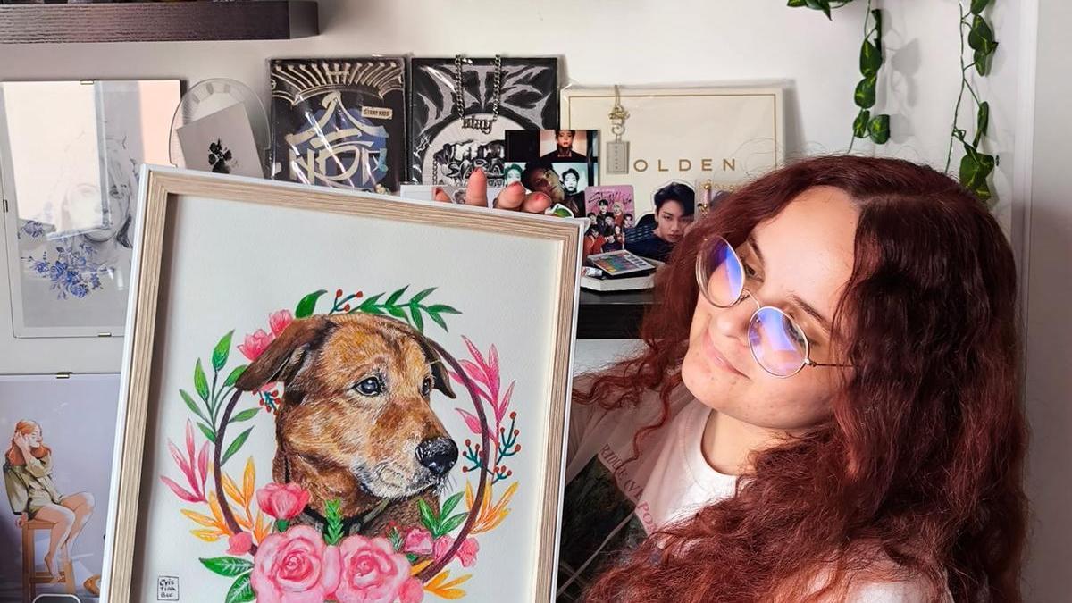 La ilustradora Cristina Chirino con una de sus creaciones.