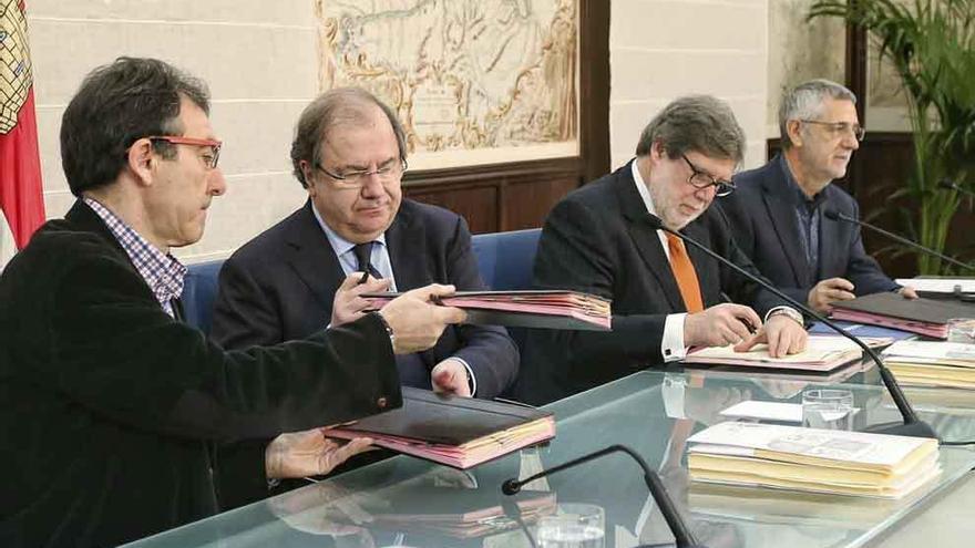 Herrera, durante la firma del acuerdo con los representantes de los agentes sociales.