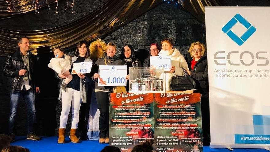 Las tres afortunadas portando sus premios, anteayer, tras la cabalgata de Reyes en Silleda.