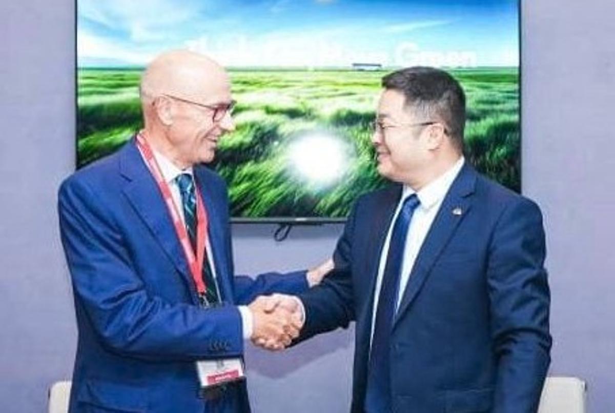 Los responsables de Castrosua y Yutong sellan el pacto