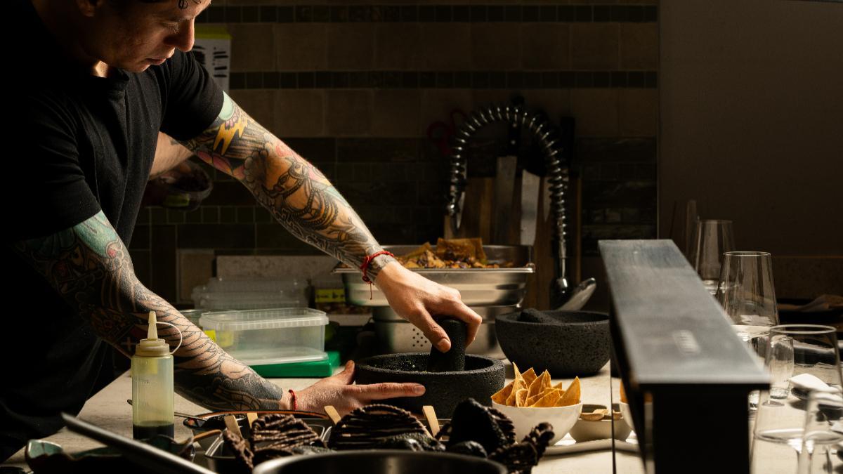 Roberto Ortiz Blanco, chef de ŌME, en la barra donde el taco se convierte en una experiencia omakase mexicana.