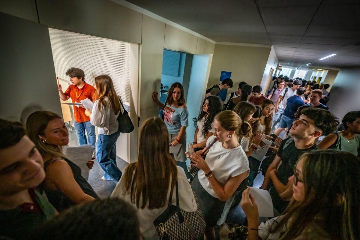 Llegada de alumnos a la Facultat de Dret de la UB, el primer día de exámenes de las PAU 2025 en Catalunya