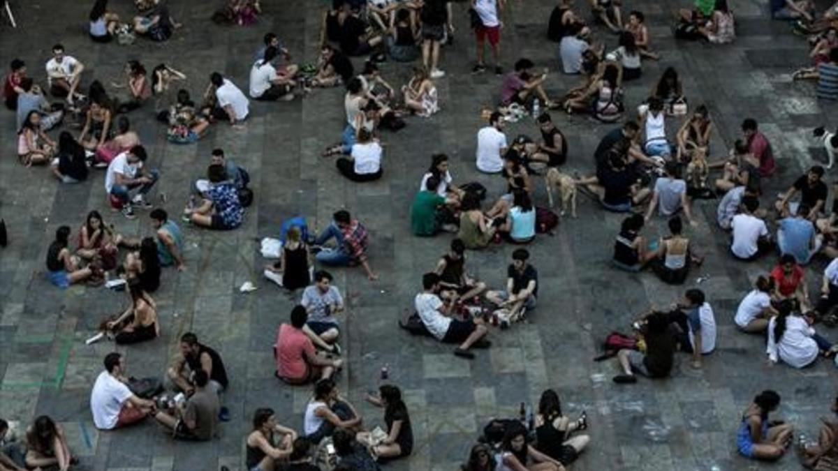 Gente sentada en la plaza del Sol, en Gràcia, hace unos días.